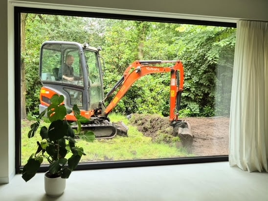 De aanleg van de natuurtuin wordt door de tuinarchitect zelf gedaan