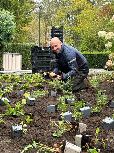 Ook de aanleg van de tuin doet Sammy zelf